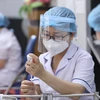 Hà Nội tiếp tục triển khai tiêm vaccine phòng COVID-19 mũi 2 cho người dân từ 18 tuổi trở lên. (Ảnh: Minh Quyết/TTXVN)