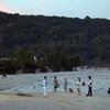 Du khách quốc tế tắm biển tại bãi Khem, huyện đảo Phú Quốc. (Ảnh: Lê Huy Hải/TTXVN) 