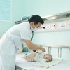 Bác sỹ khám cho trẻ mắc virus hợp bào hô hấp tại Bệnh viện Nhi Trung ương. (Ảnh: PV/Vietnam+)