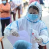 Nhân viên y tế lấy mẫu xét nghiệm COVID-19. (Ảnh: TTXVN/Vietnam+)