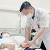 Bác sỹ khám, theo dõi sức khỏe cho bệnh nhân sau phẫu thuật. (Ảnh: PV/Vietnam+)