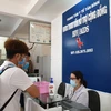Nhân viên y tế hỗ trợ tư vấn về phòng chống HIV/AIDS. (Ảnh: T.G/Vietnam+)