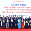 Thứ trưởng Bộ Y tế Đỗ Xuân Tuyên trao biểu trưng tôn vinh các tri thức tiêu biểu của Tổng hội Y học Việt Nam. (Ảnh: Văn Điệp/TTXVN)