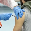 Tiêm chủng vaccine ngừa COVID-19. (Ảnh: AFP/TTXVN)