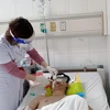 Bác sỹ điều trị cho bệnh nhân bị tai nạn pháo nổ. (Ảnh: PV/Vietnam+)