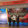 Ban Tổ chức trao cho tác giả đoạt giải Đặc biệt. (Ảnh: PV/Vietnam+)
