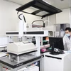 Sau khi thu thập, mẫu sinh học được đưa vào xử lý tại phòng Lab đạt chuẩn quốc tế ISO 15189. (Ảnh: PV/Vietnam+)