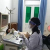 Bác sỹ siêu âm cho bệnh nhân tại Bệnh viện Đa khoa huyện Thường Xuân. (Ảnh: T.G/Vietnam+)