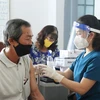 Tiêm vaccine phòng COVID-19 cho người dân thành phố Buôn Ma Thuột. (Ảnh: Tuấn Anh/TTXVN)