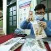 Cấp phát thuốc cho các trường hợp F0 tại Hà Nội. (Ảnh: TTXVN/Vietnam+)