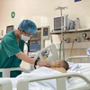 Bác sỹ thăm khám cho một bệnh nhân bị lóc động mạch chủ type A cấp tính sau phẫu thuật. (Ảnh: PV/Vietnam+)