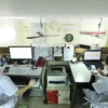 Nhân viên tại các trạm y tế làm hồ sơ quản lý F0 tại nhà. (Ảnh: TTXVN/Vietnam+)