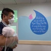 Chồng chị chị Nguyễn Thị Hải tại Ngân hàng sữa mẹ ở Bệnh viện Nhi Trung ương. (Ảnh: T.G/Vietnam+)