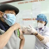 Khám sàng lọc trước khi tiêm vaccine phòng COVID-19 cho người dân. (Ảnh: TTXVN/Vietnam+)