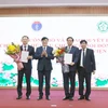 Bộ trưởng Bộ Y tế Nguyễn Thanh Long trao quyết định bổ nhiệm Giám đốc và chỉ định Chủ tịch Hội đồng quản lý Bệnh viện Bạch Mai. (Ảnh: PV/Vietnam+)
