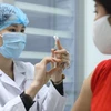 Tiêm vaccine phòng COVID-19 cho người dân. (Ảnh: TTXVN/Vietnam+)