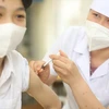 Nhân viên y tế quận Hà Đông tiêm vaccine phòng COVID-19 cho học sinh lớp 6 tại điểm tiêm chủng trường THCS Lê Quý Đôn. (Ảnh: Minh Quyết/TTXVN)