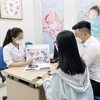 Bác sỹ tư vấn cho cặp vợ chồng trẻ vô sinh hiếm muộn. (Ảnh: PV/Vietnam+)