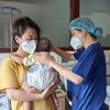 Điều dưỡng chăm sóc cho bệnh nhân nhi tại Bệnh viện Nhi Trung ương. (Ảnh: PV/Vietnam+)