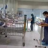 Bác sỹ theo dõi sức khoẻ trẻ em điều trị tại Bệnh viện Nhi Trung ương. (Ảnh minh họa: PV/Vietnam+)