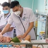 Các bác sỹ thăm khám cho bệnh nhi 17 tháng tuổi, ở Quảng Ninh. (Ảnh: PV/Vietnam+)
