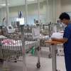 Điều trị cho trẻ nhi tại Bệnh viện Nhi Trung ương. (Ảnh minh họa: PV/Vietnam+)
