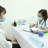 Bác sỹ khám sàng lọc cho người dân trước khi tham gia vào một chương trình thử nghiệm lâm sàng. (Ảnh: TTXVN/Vietnam+)