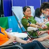 Người dân tham gia hiến máu nhân đạo trong chương trình Hành trình Đỏ lần thứ 10 tại Cà Mau. (Ảnh: PV/Vietnam+)