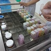 Nhân viên y tế cấp phát thuốc cho bệnh nhân. (Ảnh: PV/Vietnam+)