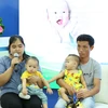 Gia đình chị Nông Thị Quỳnh chia sẻ về hành trình có con. (Ảnh: PV/Vietnam+)
