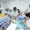 Bệnh nhi điều trị tại Bệnh viện Thanh Nhàn. (Ảnh: Minh Quyết/TTXVN)
