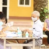 Nhân viên y tế khám sức khỏe cho người dân. (Ảnh: TTXVN/Vietnam+)