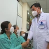 Bác sỹ tại Bệnh viện Chợ Rẫy chúc mừng và dặn dò các bệnh nhân bị hoại tử xương vùng hàm mặt trước khi xuất viện. (Ảnh: Đinh Hằng/TTXVN)