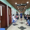 Người dân chờ khám chữa bệnh tại Bệnh viện Bạch Mai. (Ảnh: T.G/Vietnam+)