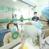 Nhân viên y tế lấy mẫu xét nghiệm cúm A cho bệnh nhân tại Bệnh viện Bệnh nhiệt đới Trung ương. (Ảnh: Minh Quyết/TTXVN)