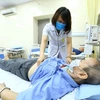 Bác sỹ thăm khám cho người cao tuổi. (Ảnh: TTXVN/Vietnam+)