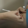Tiêm phòng vaccine phòng COVID-19 cho người dân. (Ảnh: TTXVN/Vietnam+)