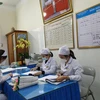 Nhân viên y tế làm công tác chuyên môn. (Ảnh: T.G/Vietnam+)