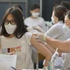 Nhân viên y tế quận Đống Đa (Hà Nội) tiêm vaccine cho học sinh trường THCS Bế Văn Đàn. (Ảnh: Minh Quyết/TTXVN)