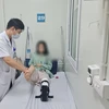 Bác sĩ thăm khám cho bệnh nhân sau phẫu thuật. (Ảnh: PV/Vietnam+)