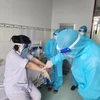 Lãnh đạo Cục Y tế dự phòng thăm hỏi, động viên người bệnh mắc đậu mùa khỉ đầu tiên tại Việt Nam. (Ảnh: TTXVN phát)