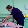 Bệnh nhân đang được các bác sĩ điều trị tại Bệnh viện Nhi Trung ương. (Ảnh: PV/Vietnam+)