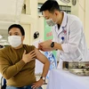 Nhân viên y tế tiêm vaccine phòng bệnh cho người dân. (Ảnh: TTXVN/Vietnam+)