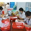 Nhân viên y tế làm công tác cấp phát thuốc. (Ảnh: TTXVN/Vietnam+)