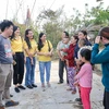 Truyền thông nhằm nâng cao năng lực chống lũ cho người dân tại thôn Hội Điền, xã Hải Phong. (Ảnh: Minh Sơn/Vietnam+)