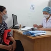 Chị N.P.H ở Mễ Trì đến lấy thuốc tại Trung tâm Y tế quận Nam Từ Liêm. (Ảnh: T.G/Vietnam+)