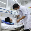 Bệnh nhi mắc sốt xuất huyết trong tình trạng nặng điều trị tại Bệnh viện Đa khoa Xanh Pôn. (Ảnh: Minh Quyết/Vietnam+)