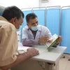 Bác sỹ tư vấn khám, điều trị cho một bệnh nhân ung thư tuyến tiền liệt. (Ảnh: PV/Vietnam+)