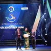 Hai Thứ trưởng Bộ Y tế trao Giải Đặc biệt cho ứng viên Trần Thị Thu Phương đến từ Quảng Ninh. (Ảnh: PV/Vietnam+)