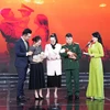 Gia đình Thiếu tá Hoàng Đức Cảnh vui mừng với hai bé gái xinh xắn. (Ảnh: PV/Vietnam+)